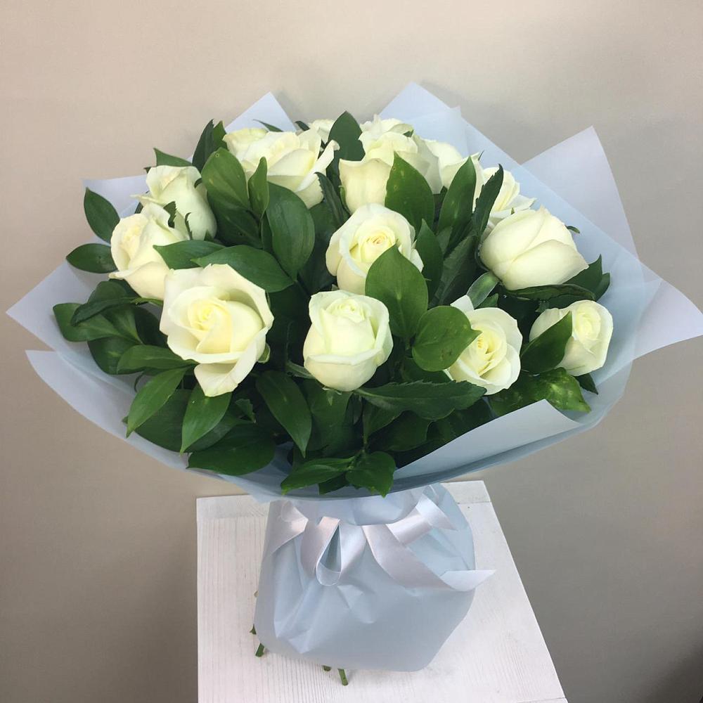 Букет 15 Белых роз Проуд в Явасе