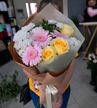 Букет цветов из:  Герберы, Розы и Хризантемы в Явасе