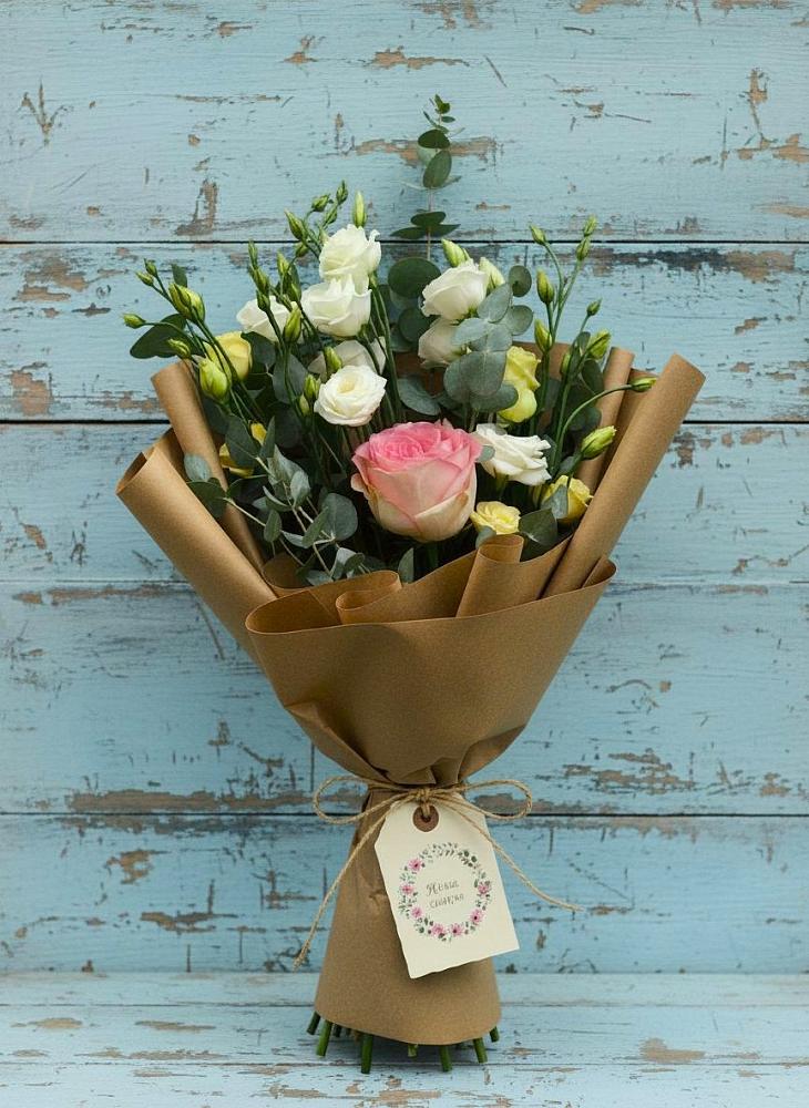 Букет цветов из: Розы и Лизиантусы в Явасе