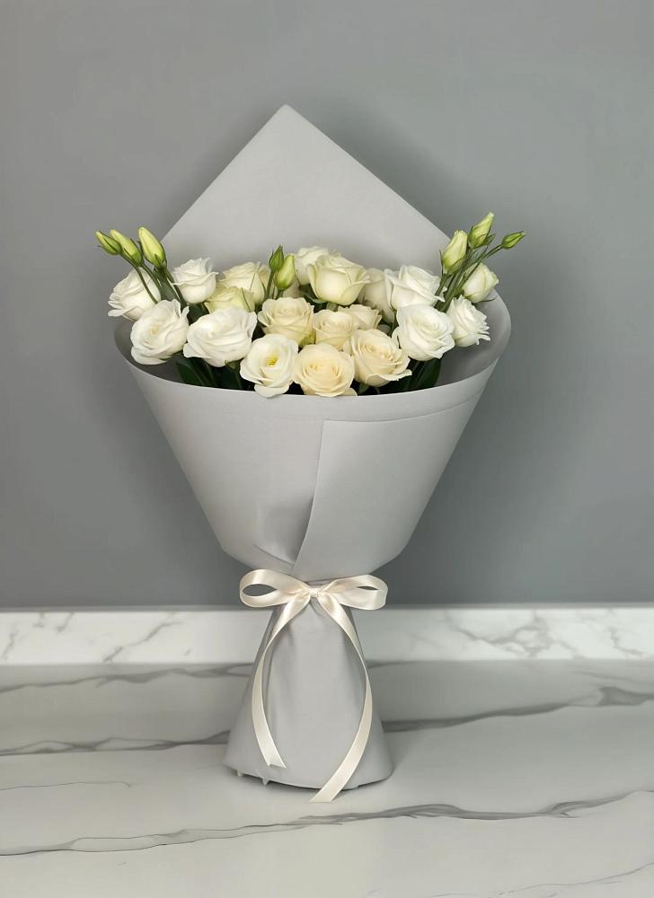 Букет цветов из: Розы и Лизиантусы в Явасе