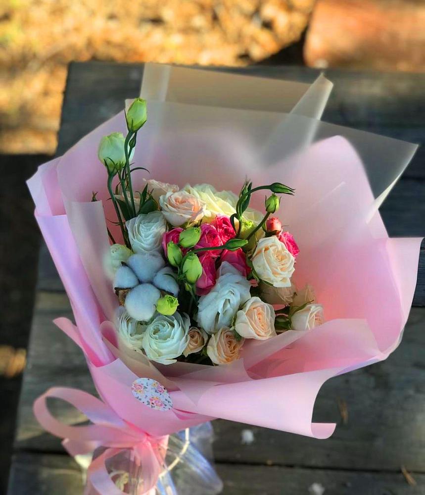 Букет цветов из: Розы и Лизиантусы в Явасе