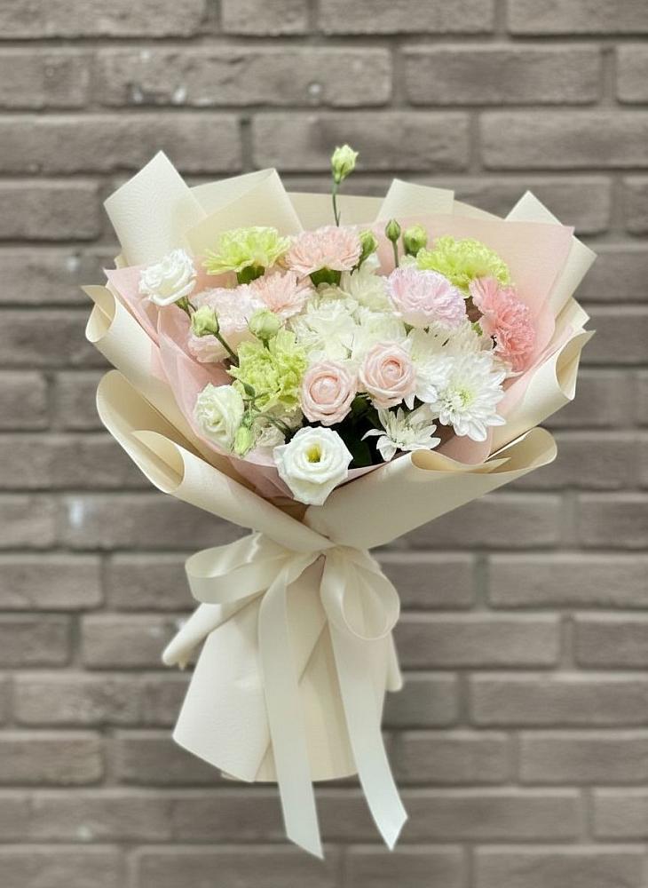 Букет цветов из: Гвоздики, Розы, Лизиантусы и Хризантемы в Явасе