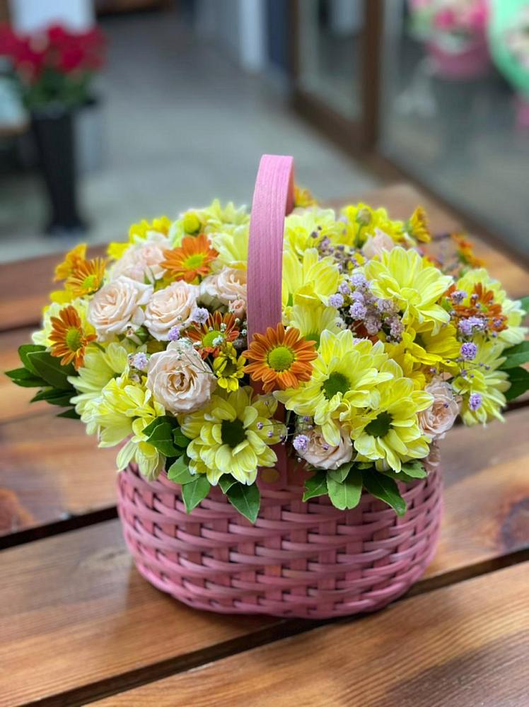 Цветочная композиция из Хризантемы и Розы в корзине в Явасе
