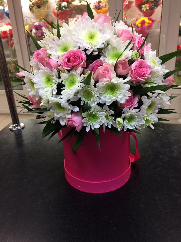 Цветочная композиция из Розы и Хризантемы в шляпной коробке в Явасе