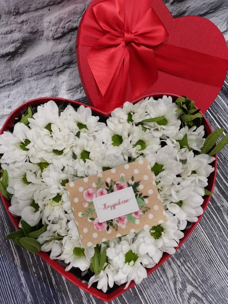 Цветочная композиция из Хризантемы в виде сердца в Явасе