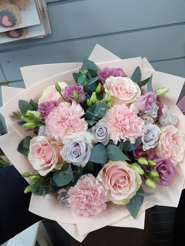 Букет цветов из: Розы, Гвоздики и Лизиантусы в Явасе