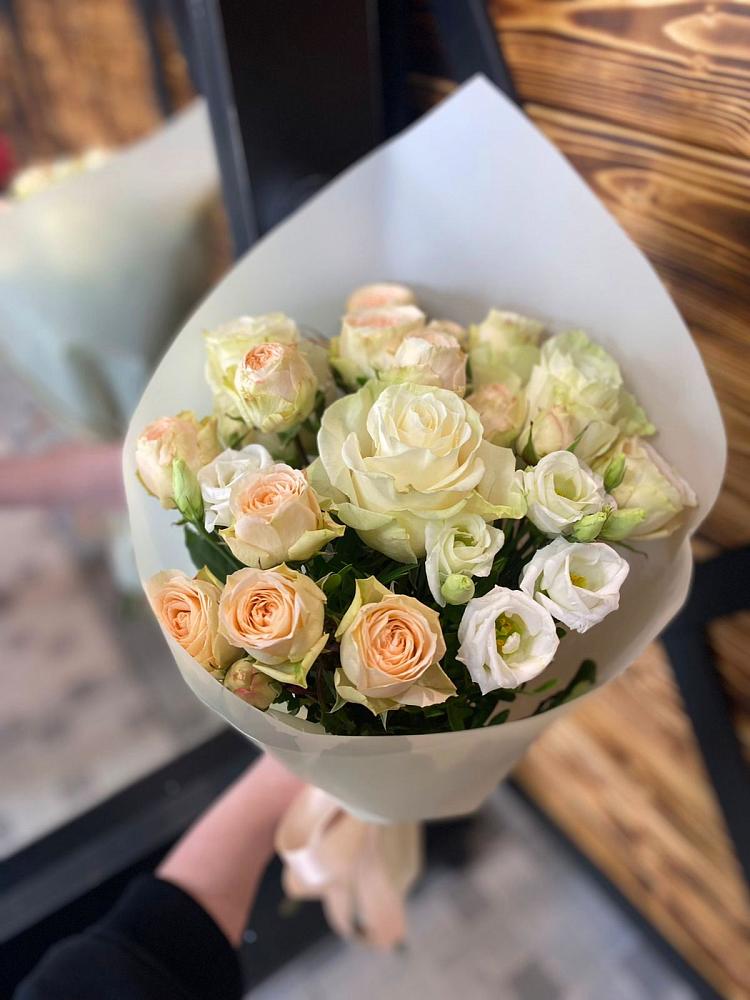 Букет цветов из: Розы и Лизиантусы в Явасе